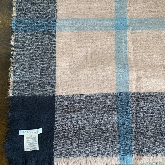 BCBGeneration womens wide Plaid scarf EUC - Picture 4 of 6